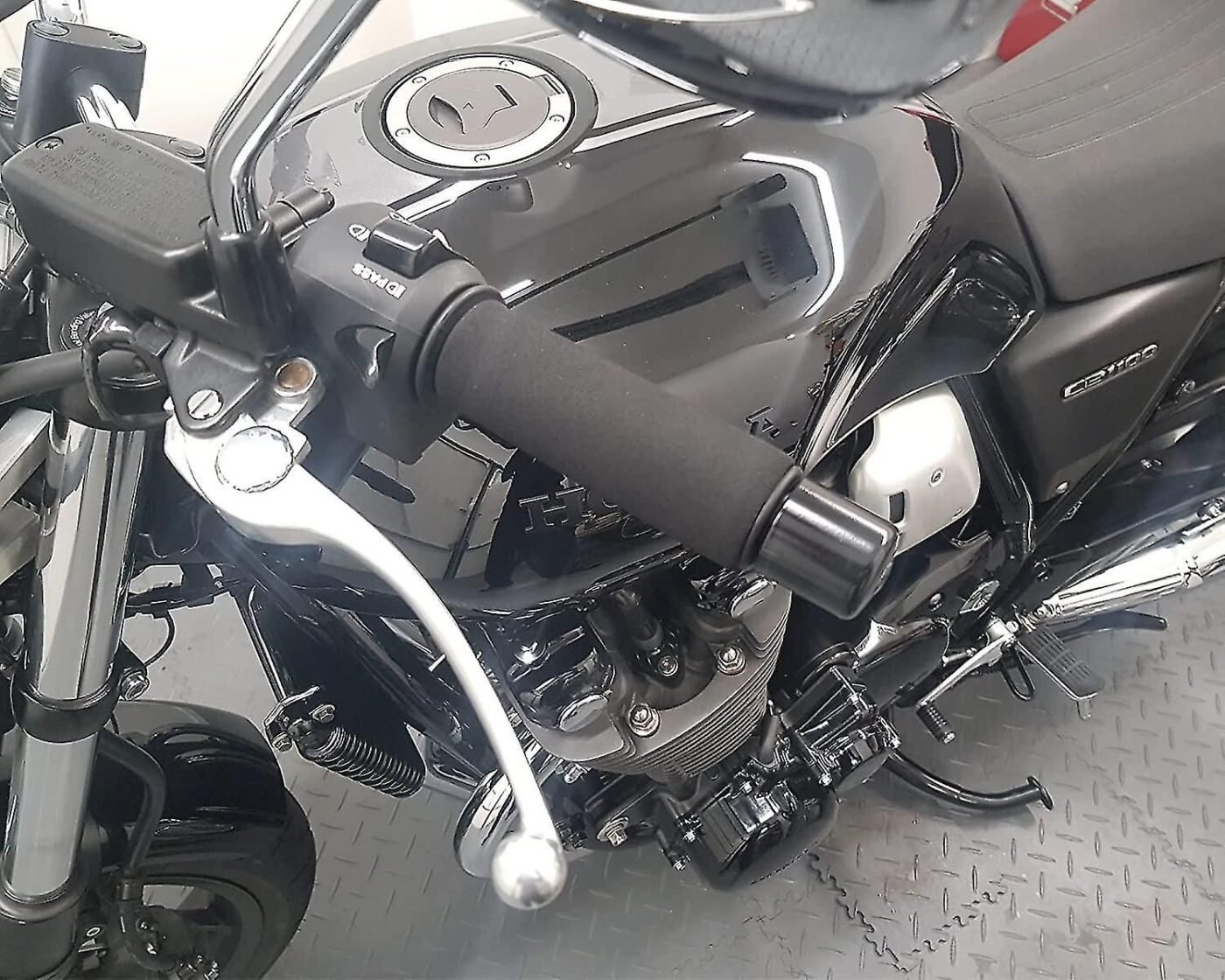 2-pack motorcycle vibration-damping handle protectors Inner diameter: 31mm (range of use: 3.17-3.68 cm) Comfort foam non-slip for all handles 5 2-pack motorcycle vibration-damping handle protectors Inner diameter: 31mm (range of use: 3.17-3.68 cm) Comfort foam non-slip for all handles - image 5